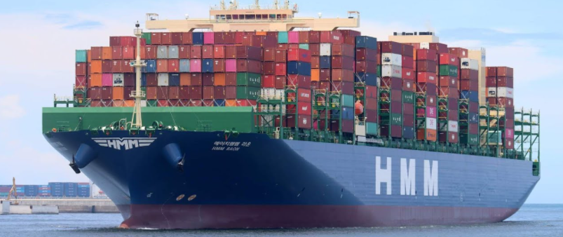 Containerschiff mit HQ 40ft Seecontainer